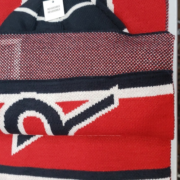 Tommy Hilfiger NWT Reversible Red, White and Blue Hat and Scarf Set - Picture 5 of 7